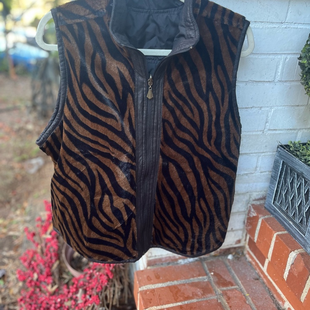Women’s Animal print zipper front Vest. Size M
W3 - Picture 4 of 8